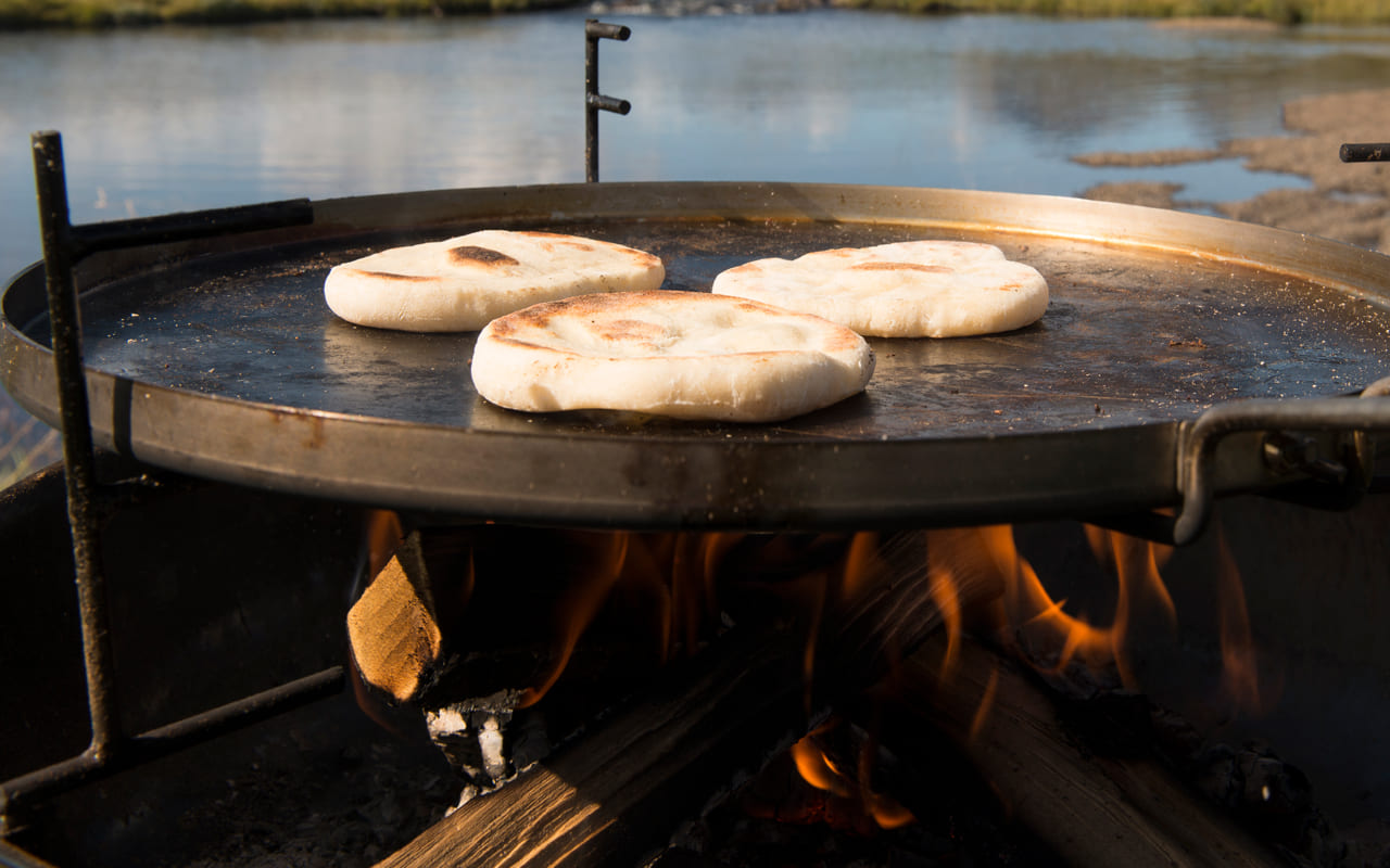 Græsk fladbrød - Mad over bål - Outdoor Cooking
