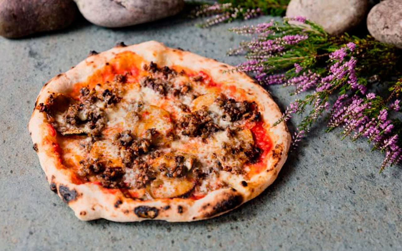 Pizza med kartoffelskiver og hakket oksekød