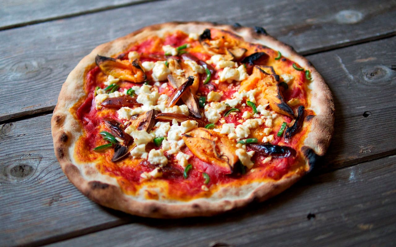 Pizza opskrift med søde kartofler, dadler, chili og feta