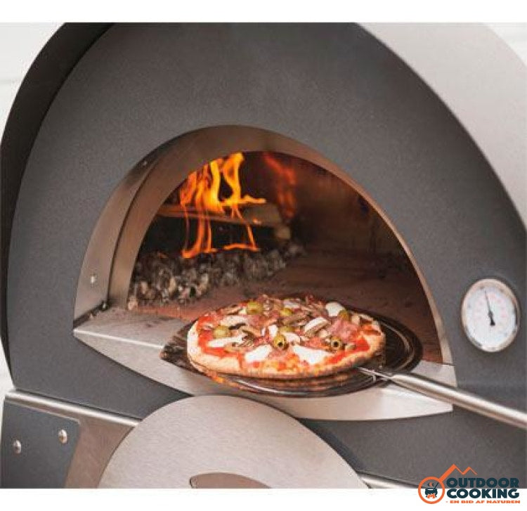 Hverdage Betsy Trotwood vi Træfyret pizzaovn i flot skandinavisk design